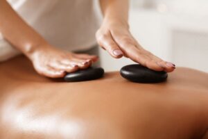 masseur-doing-back-hot-stone-massage-closeup-4nalqe2-1024x683-1
