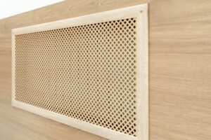 parrilla-de-ventilacion-rectangular-montada-en-pared-tela-entramado-madera-beige-integrada-un-panel-para-una-eficiencia-patron-324748819
