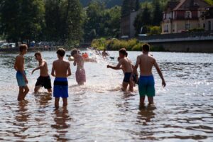 koupani-v-jizere_mala-skala_zluta-plovarna